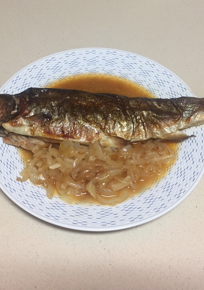 Una foto de Trucha al horno con jamón serrano y cebolla