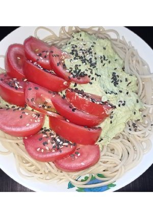 Una foto de Pasta fría con palta y pollo🥑🍗