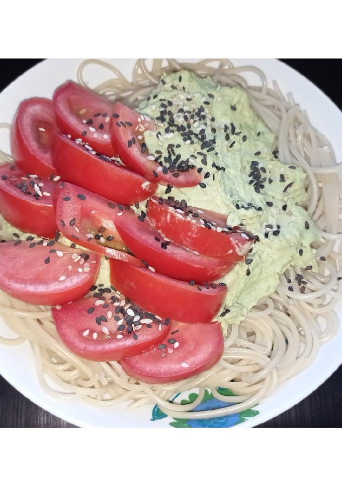 Una foto de Pasta fría con palta y pollo🥑🍗