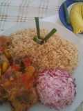 Muslos de pollo con plátano macho y vegetales arroz y rábano