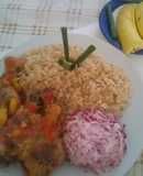 Muslos de pollo con plátano macho y vegetales arroz y rábano