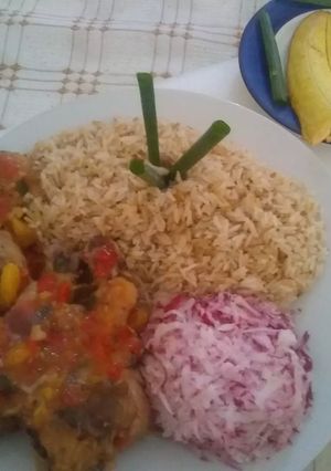 Una foto de Muslos de pollo con plátano macho y vegetales arroz y rábano