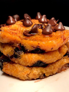Una foto de Pancakes de calabaza -Zapallo fit saludables riquísimos (veganos sin huevo, sin harina, sin manteca)