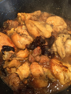 Una foto de Pollo de corral con ciruelas