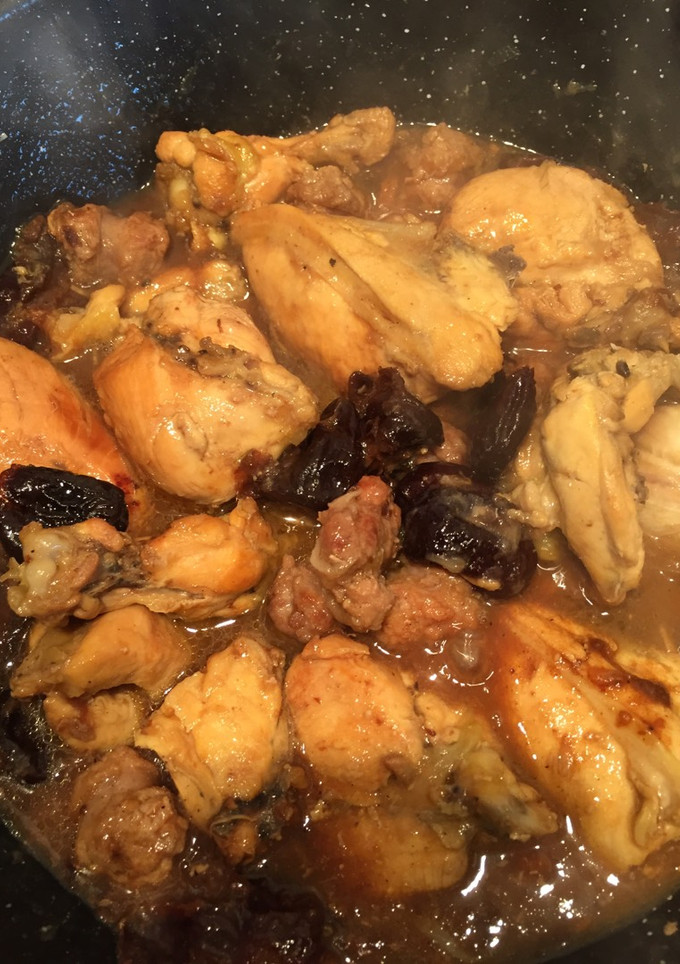 Una foto de Pollo de corral con ciruelas