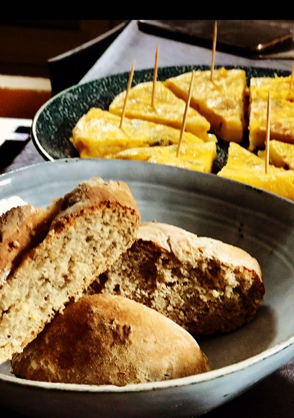 Una foto de Tortilla de patatas con pimientos verdes & cebolla y pan casero multicereales