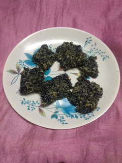 કાળા તલ ની ચીકી (Black Til Chikki Recipe In Gujarati) રેસીપી મુખ્ય ફોટો