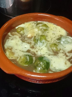 Foto principal de Coles de Bruselas con reducción de vino y queso gratinado