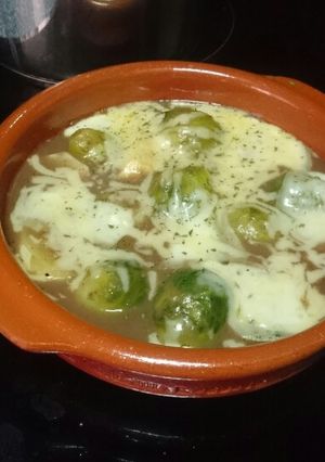 Una foto de Coles de Bruselas con reducción de vino y queso gratinado