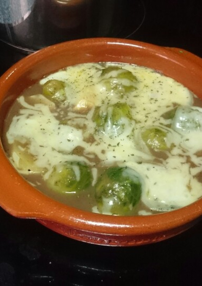 Una foto de Coles de Bruselas con reducción de vino y queso gratinado