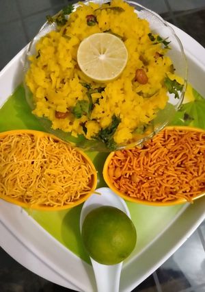 બટેટા પૌવા(batata poha recipe in Gujarati) રેસીપી મુખ્ય ફોટો