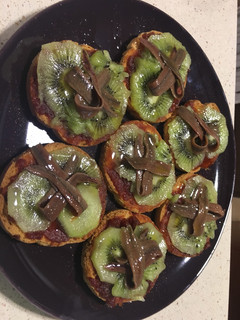 Una foto de Tostas de tomate caramelizado con kiwi y anchoas