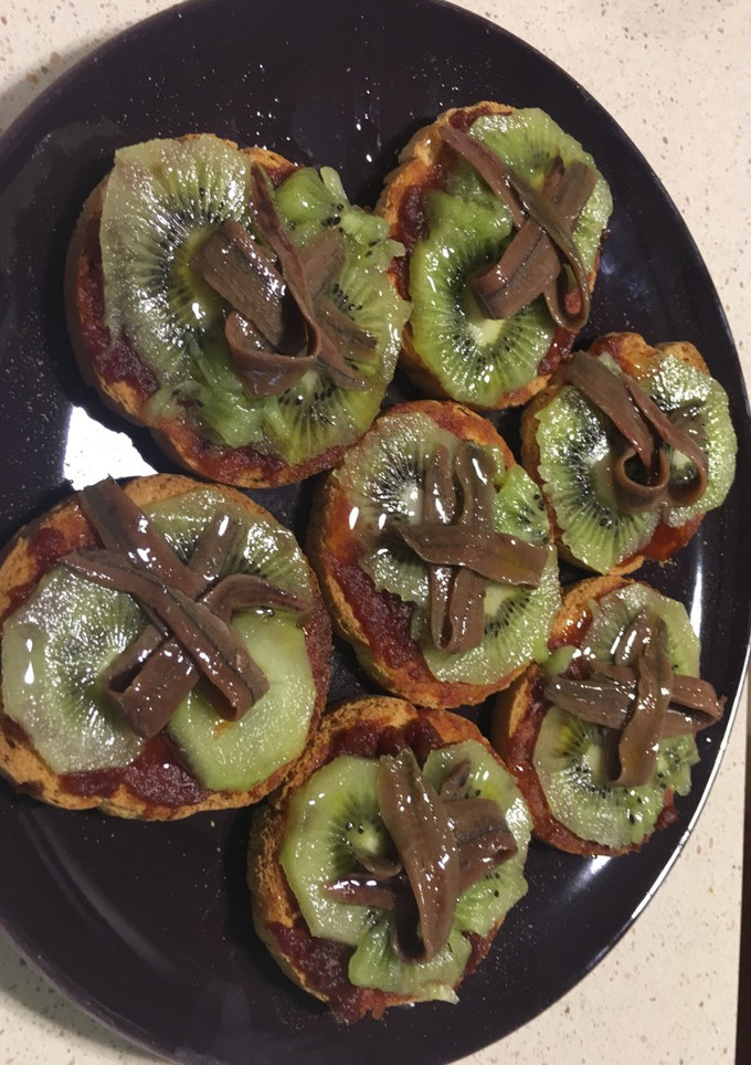 Una foto de Tostas de tomate caramelizado con kiwi y anchoas