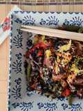 Dados de salmón marinado en cama de verduritas