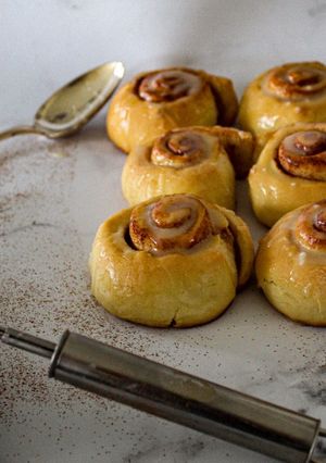 Une photo de Cinnamon rolls au lait d’amande glaçage chocolat blanc