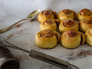 Cinnamon rolls au lait d’amande glaçage chocolat blanc