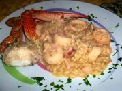 Una foto di risotto ai calamari