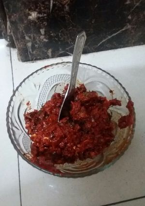 A picture of Red chilli and garlic chutney (without gas).