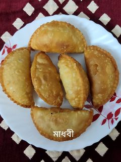 গুজিয়া (Gujiya recipe in Bengali) রেসিপির প্রধান ছবি
