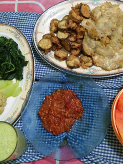 Foto resep Sayur Rebus, Tempe Mendoan, Terong Krispi, Sambal, Jus Alpukat, Pepaya (Hidangan berbuka simpel 3)