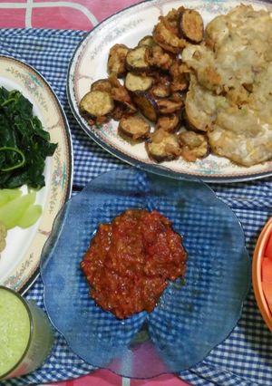 Foto resep Sayur Rebus, Tempe Mendoan, Terong Krispi, Sambal, Jus Alpukat, Pepaya (Hidangan berbuka simpel 3)