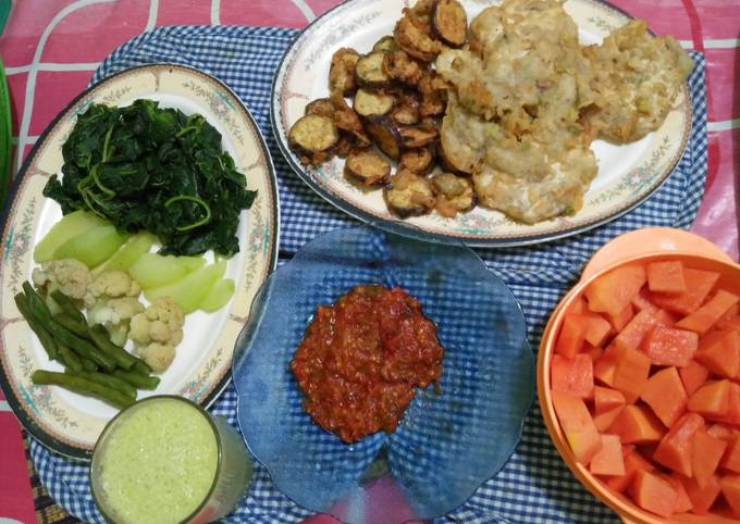 Cara bikin Sayur Rebus, Tempe Mendoan, Terong Krispi, Sambal, Jus Alpukat, Pepaya (Hidangan berbuka simpel 3) Cara bikin Sayur Rebus, Tempe Mendoan, Terong Krispi, Sambal, Jus Alpukat, Pepaya (Hidangan berbuka simpel 3)
