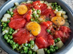 Una foto de HUEVOS A La Flamenca sin Chorizo ni Jamón Serrano...!🍳❤️💛💚