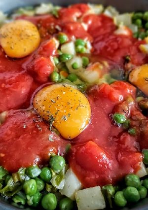 Una foto de HUEVOS A La Flamenca sin Chorizo ni Jamón Serrano...!🍳❤️💛💚