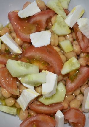 Una foto de Ensalada de garbanzos