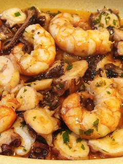 Una foto de Pulpo al ajillo con gambones