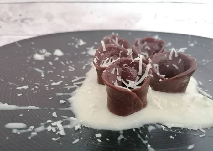 Ravioli al cacao con melanzane su crema di gorgonzola