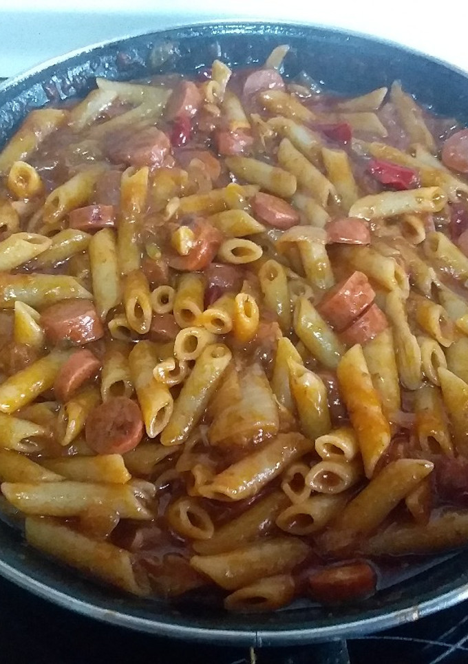 Una foto de Macarrones con salchichas y salsa boloñesa por el chef David ric