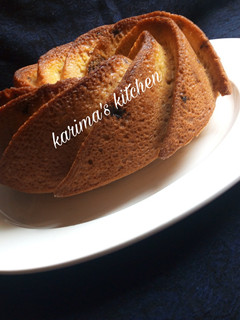 A picture of Vanilla sponge cake with mixed fruits.