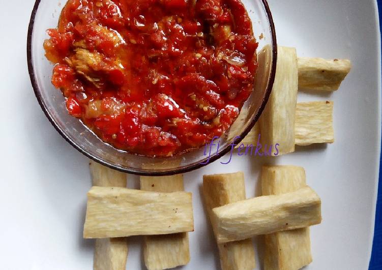 Tomatoes sauce paired with fried yam