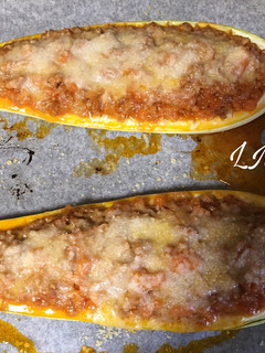 Una foto de Calabacín relleno de carne picada