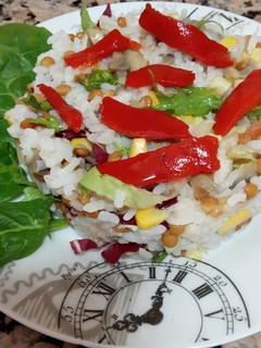Una foto de Ensalada de arroz con lentejas