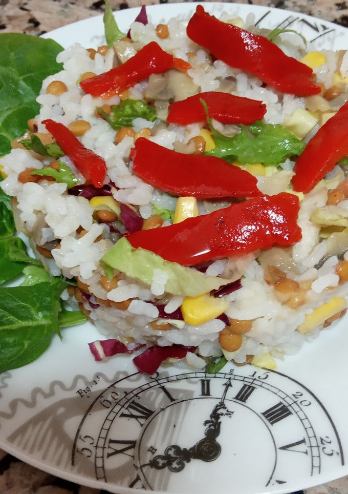Una foto de Ensalada de arroz con lentejas