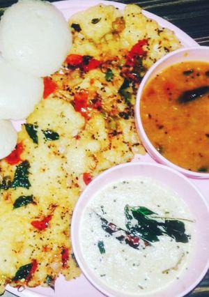 A picture of Uttapam with Idli.