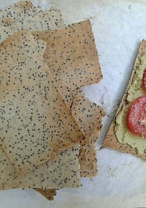 Una foto de Galletas Integrales Saladas (con Harina de Avena, de Arroz & Chía)