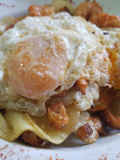 Una foto de Huevos Rotos con pulpo y gambas🥔🥚🦐🐙