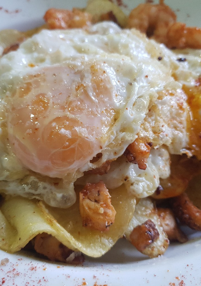 Una foto de Huevos Rotos con pulpo y gambas🥔🥚🦐🐙