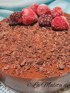 Una foto de Tarta de turrón de chocolate con crujientes