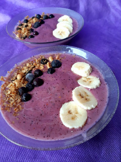Una foto de Smoothie bowl de banana, frutillas y arándanos 🍓🍌