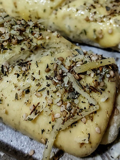 Una foto de PAN,🥖Especias y Queso🧀Parmesano al🧄Ajo...!