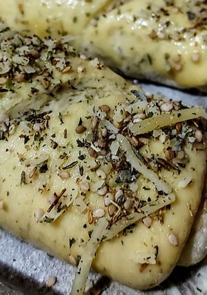 Una foto de PAN,🥖Especias y Queso🧀Parmesano al🧄Ajo...!