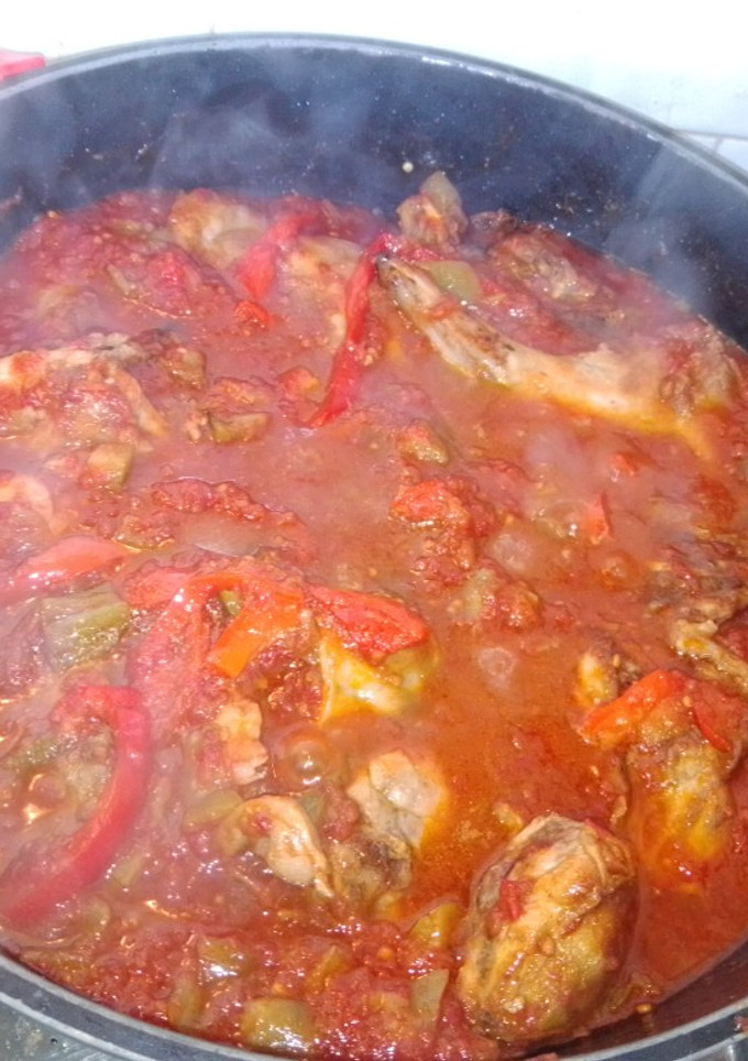 Una foto de Conejo con tomate