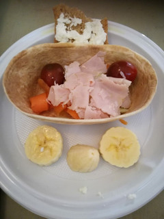 Una foto de Tapa de barca con ensalada variada