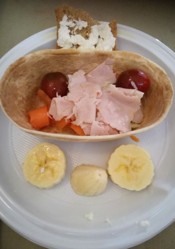 Una foto de Tapa de barca con ensalada variada