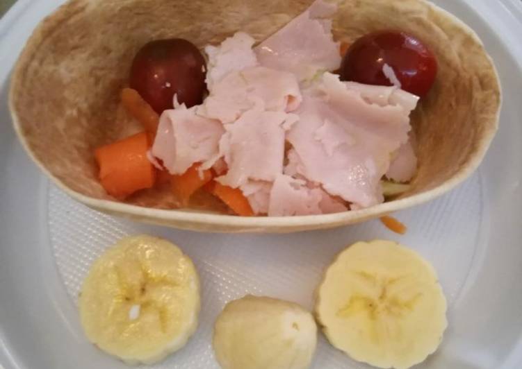 Tapa de barca con ensalada variada