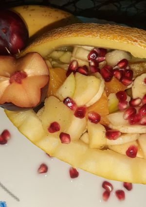 A picture of Mix fruit chat basket.